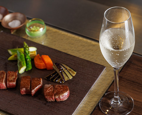 肉を皿に乗せる